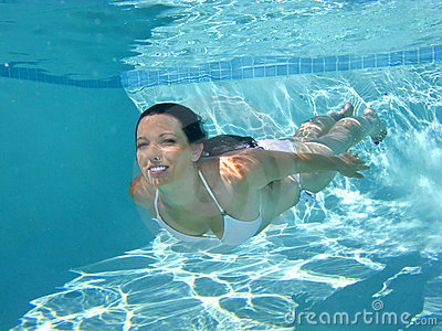 woman-swimming-underwater-18731156