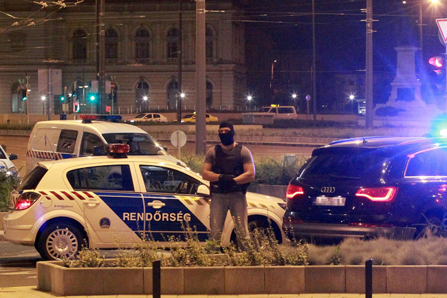 Rendőrökre csapott le a TEK Budapesten