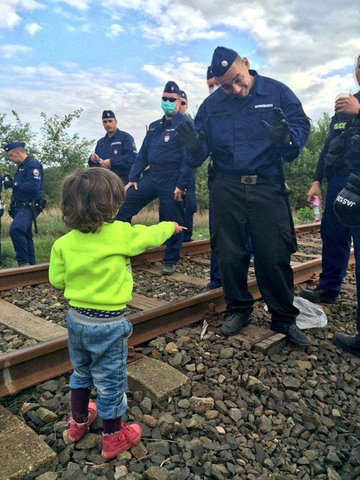 Eredjetek képek, járjátok be az internetet,a világot, ILYENEK a magyar rendőrök a menekültekkel!