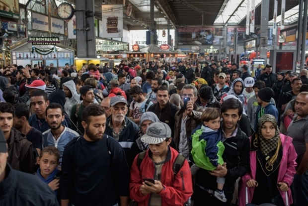 Mün­chen össze­rop­pant az áradó mig­rán­sok­tól: 2 nap alatt 21 ezren!