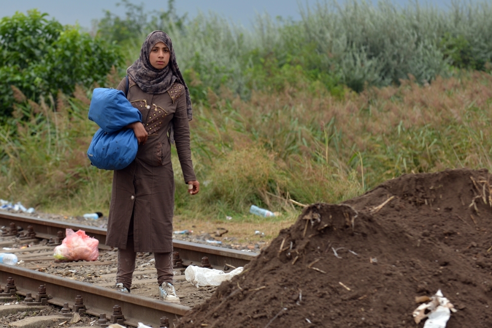 Hosszú sorban várnak a menekültek a szerb határnál