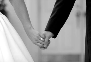 Teljesen ingyenes lesz a házasságkötés és pótszabadságot is jár az esküvő után!