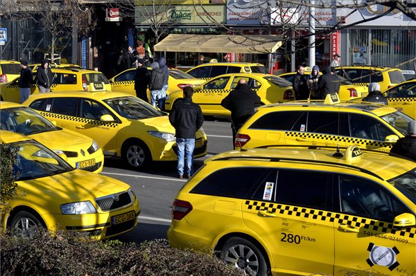 Felháborodott egy utas a túlárazáson, prosztó választ kapott a taxisoktól