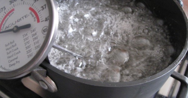 warning-why-you-should-never-re-boil-water-600x314
