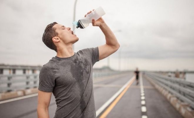A szívgyógyász végre felfedte a titkot: pontosan ekkor és ennyi vizet kell inni!