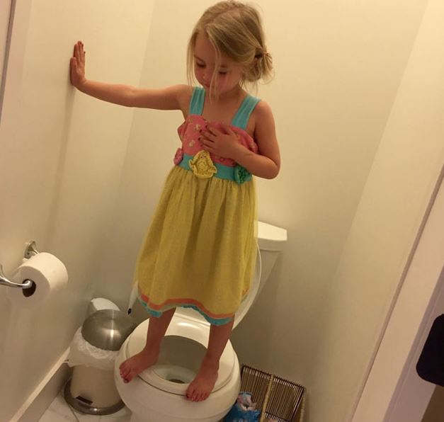 Összetört az anyuka, mikor megtudta, miért állt hároméves lánya a wc deszkára