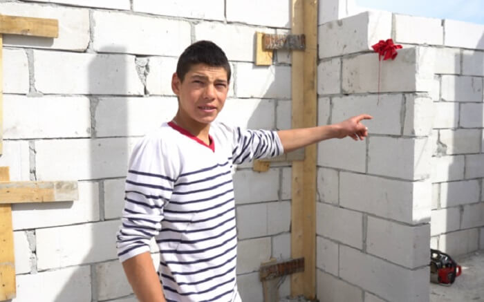 16 évesen saját házát építi: “A korombeliek egész nap az utcán csavarognak, dohányoznak és isznak”
