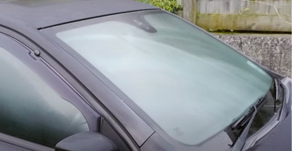 Hideg időben neked is párásodni kezdni kezd a kocsid ablaka, szélvédője? Nézd meg videón hogy vethetsz véget ennek.