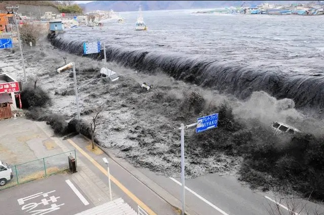 Olyan erős földrengés volt Japánban, hogy cunamiriadót rendeltek el